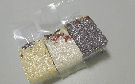 真空包裝袋為增加其性能通常采用多種材質(zhì)復(fù)合而成，常見的復(fù)合方法有：干法復(fù)合、擠出復(fù)合、共擠出復(fù)合、無溶劑復(fù)合、涂布復(fù)合、蒸鍍復(fù)合、熱熔膠復(fù)合等。其中干法復(fù)合是國內(nèi)復(fù)合真空包裝袋材料生產(chǎn)中應(yīng)用較為廣泛的，那么，真空包裝袋為什么大多采用干法復(fù)合？